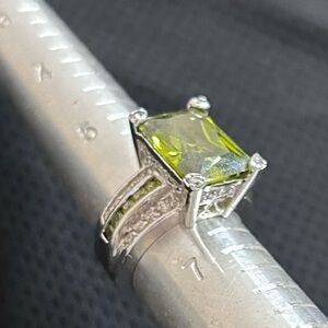 Elegant Silver and Green‎ Gemstone Ring Vintage Park Lane Sz 6.5